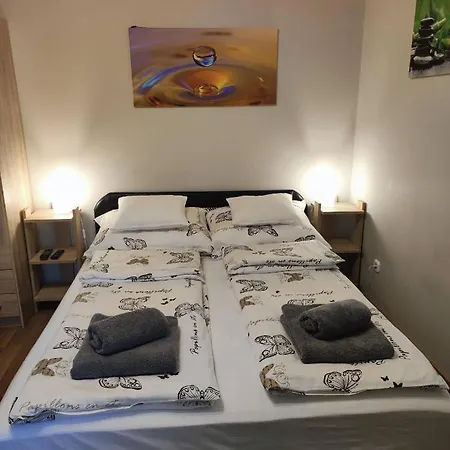 Apartmán Garden Ingyenes Zart Parkoloval *