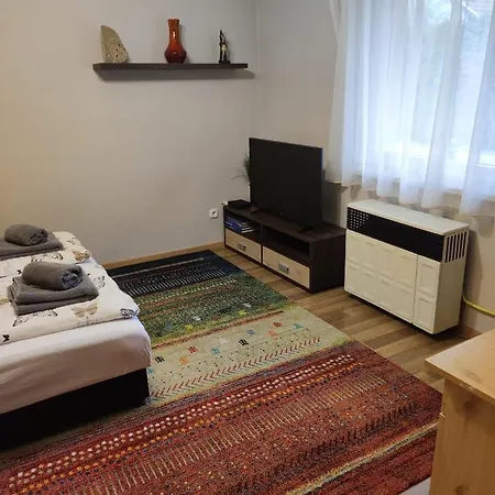 Apartmán Garden Ingyenes Zart Parkoloval *